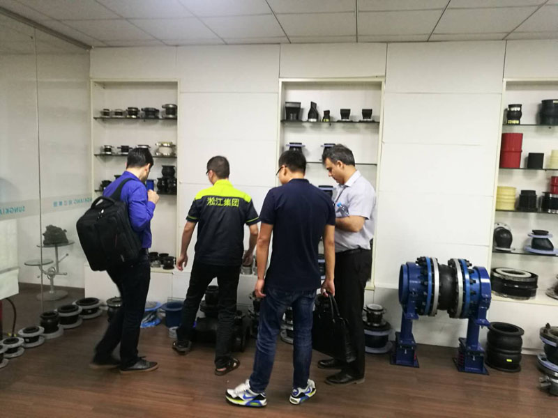 国外客户来访淞江集团橡胶减震接头生产